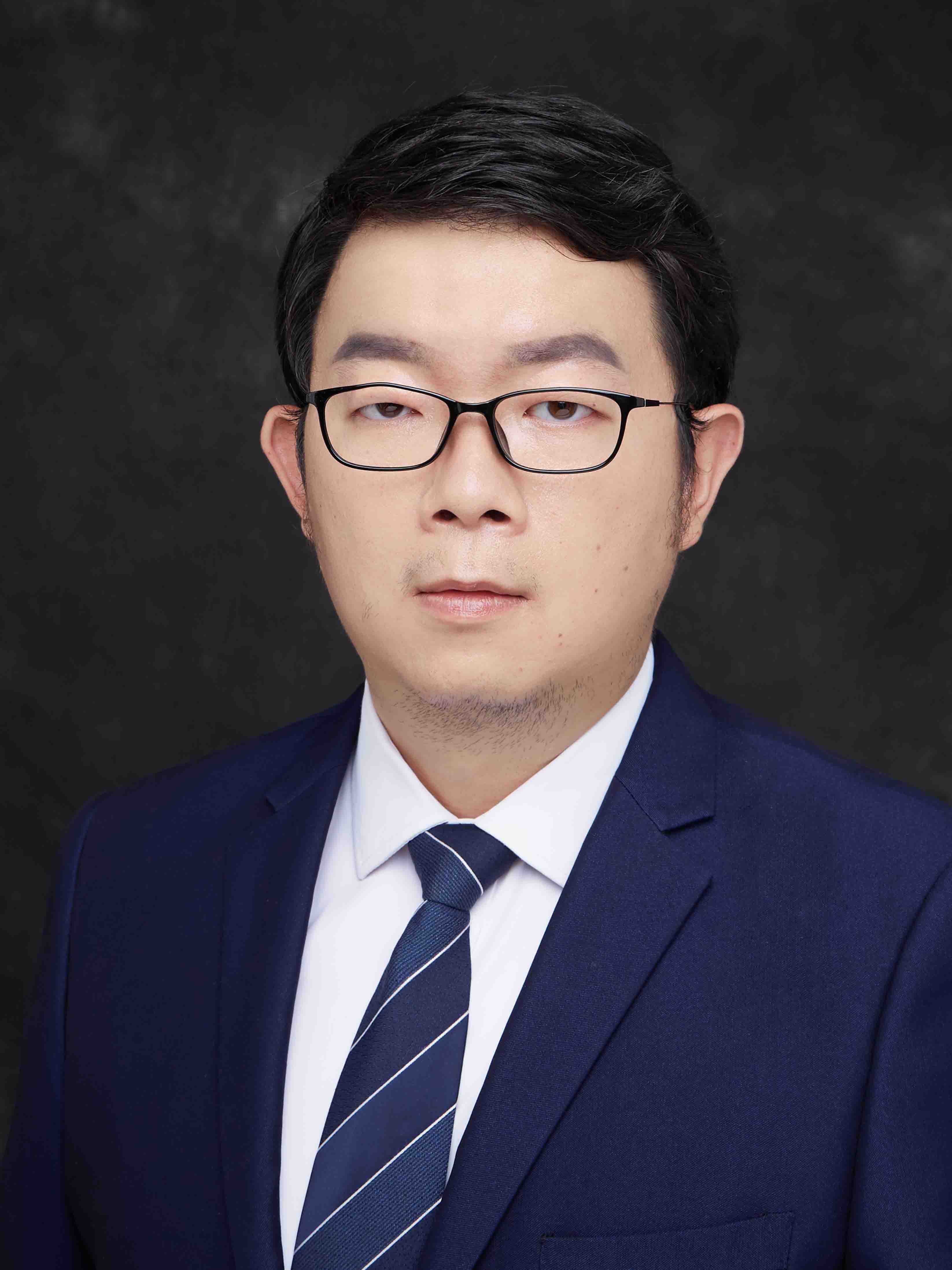 四十五岁左右男性学者头像,穿着深色西装,白色衬衫,背景为实验室设备,专业学术风格肖像照